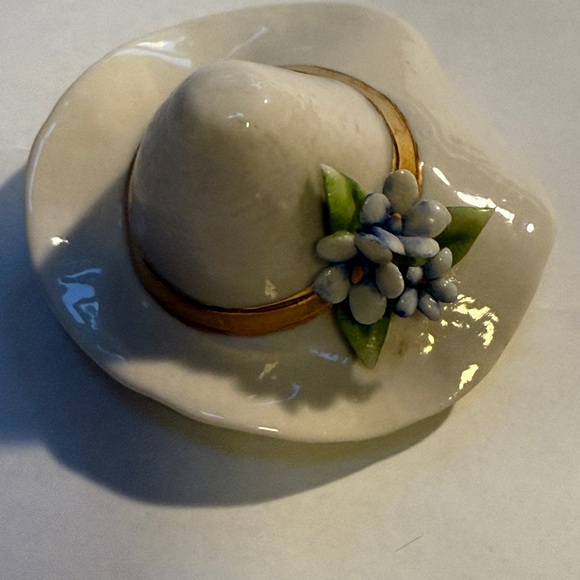 Vintage Queen Capodimonte Made in Italy Elegant Cream Porcelain Hat with Flowers - Picture 2 of 10